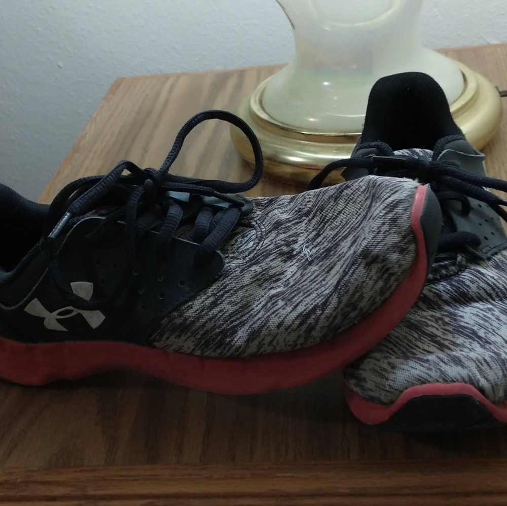 5 1/2 youth under armor athletic shoes